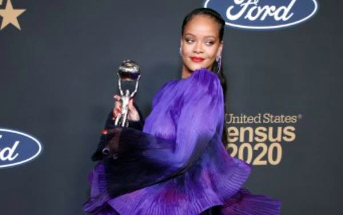 Yayasan Rihanna Bantu Keluarga Terdampak Corona