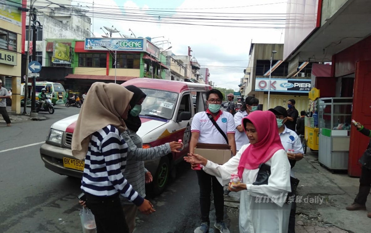 Susanti Bagikan Hand Sanitizer Kepada Warga Siantar