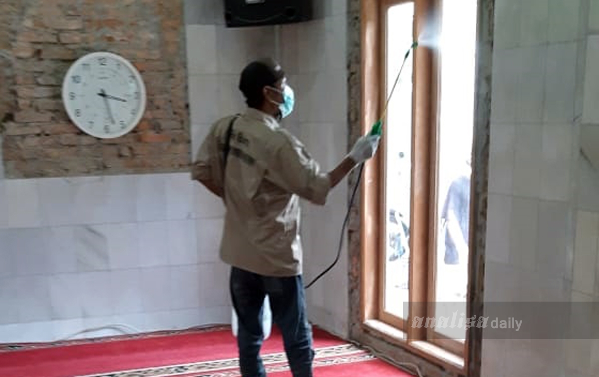 Kurangi Kecemasan, Reborn Semprotkan Disinfektan ke Masjid
