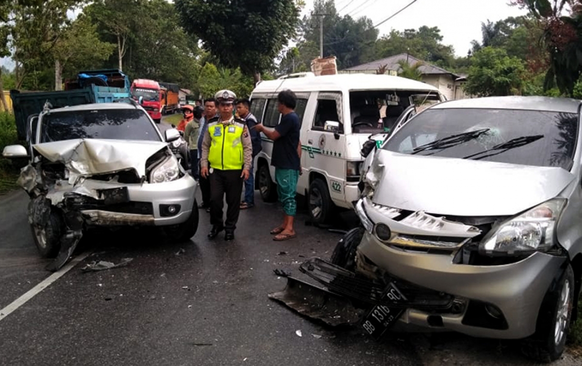Kecelakaan Beruntun di Sipoholon, Tiga Orang Luka-luka
