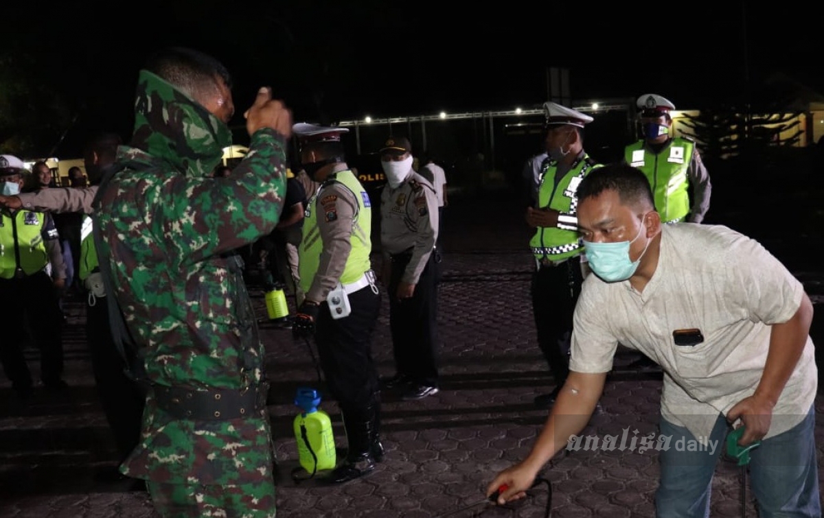 Usai Patroli, Personel Gabungan Disemprot Disinfektan