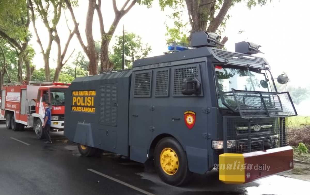 Mobil Damkar dan Water Canon Semprotkan Disinfektan