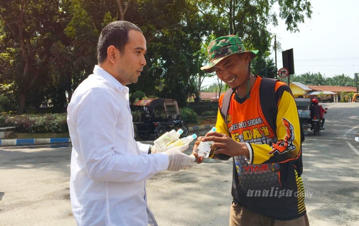 Ketua DPRD Deli Serdang Bagikan Hand Sanitizer