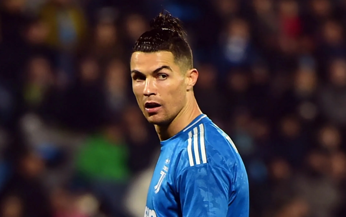 Ronaldo Dikritik Karena Berfoto di Tepi Kolam
