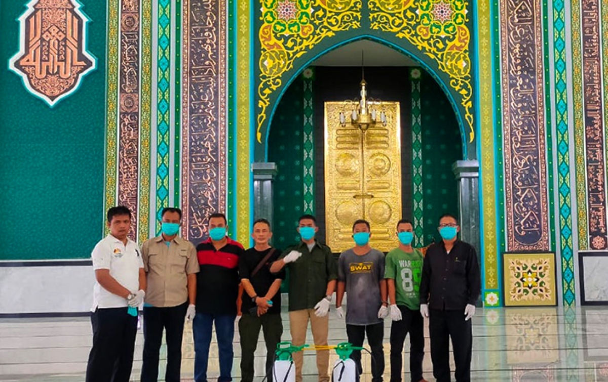 Tekan Penyebaran COVID-19, Reborn Semprot Disinfektan Dua Masjid di Tasbih