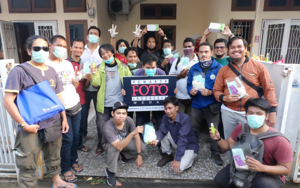 Jurnalis Foto Rentan Tertular COVID-19, PFI Medan Bagikan Masker dan Vitamin