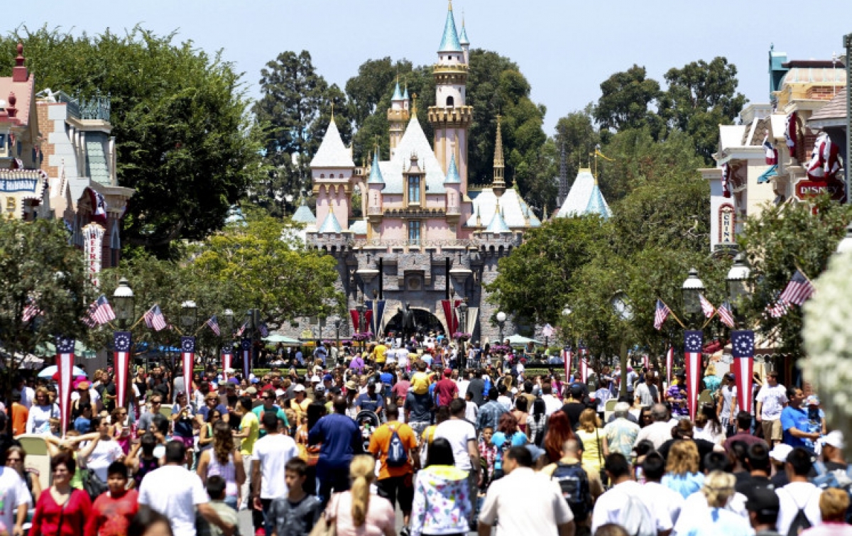 Disneyland Ditutup Tanpa Batas Waktu