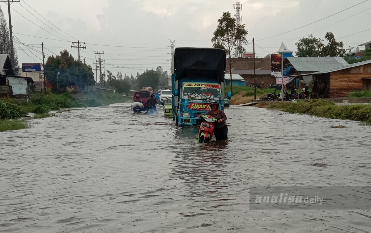 Banjir di Badan Jalan Nasional Berastagi-Kabanjahe Masih Terjadi