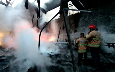 Pabrik Vulkanisir Ban Terbakar, Kerugian Ditaksir Miliaran Rupiah