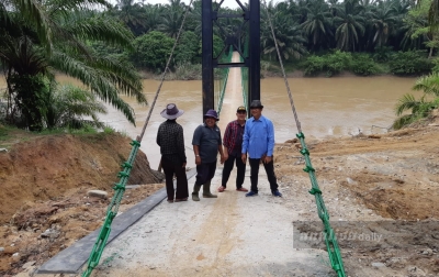 Pembangunan Jembatan Gantung di Palas Kacau Balau
