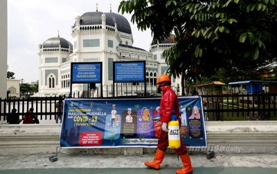 Foto: Masjid Raya Al Mashun Disemprot Cairan Disinfektan