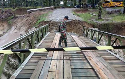 Jembatan Penghubung Siantar-Tanah Jawa Ambruk