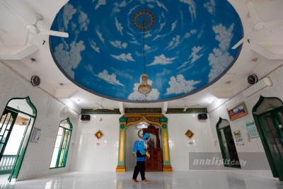 Foto: Disinfektan Masjid Cegah Penyebaran Virus Corona