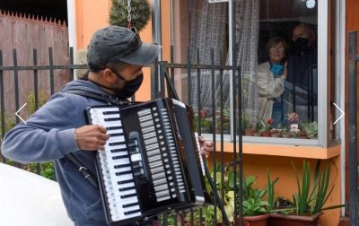 Gonzalo Acuna Hibur Orang Tuanya di Karantina