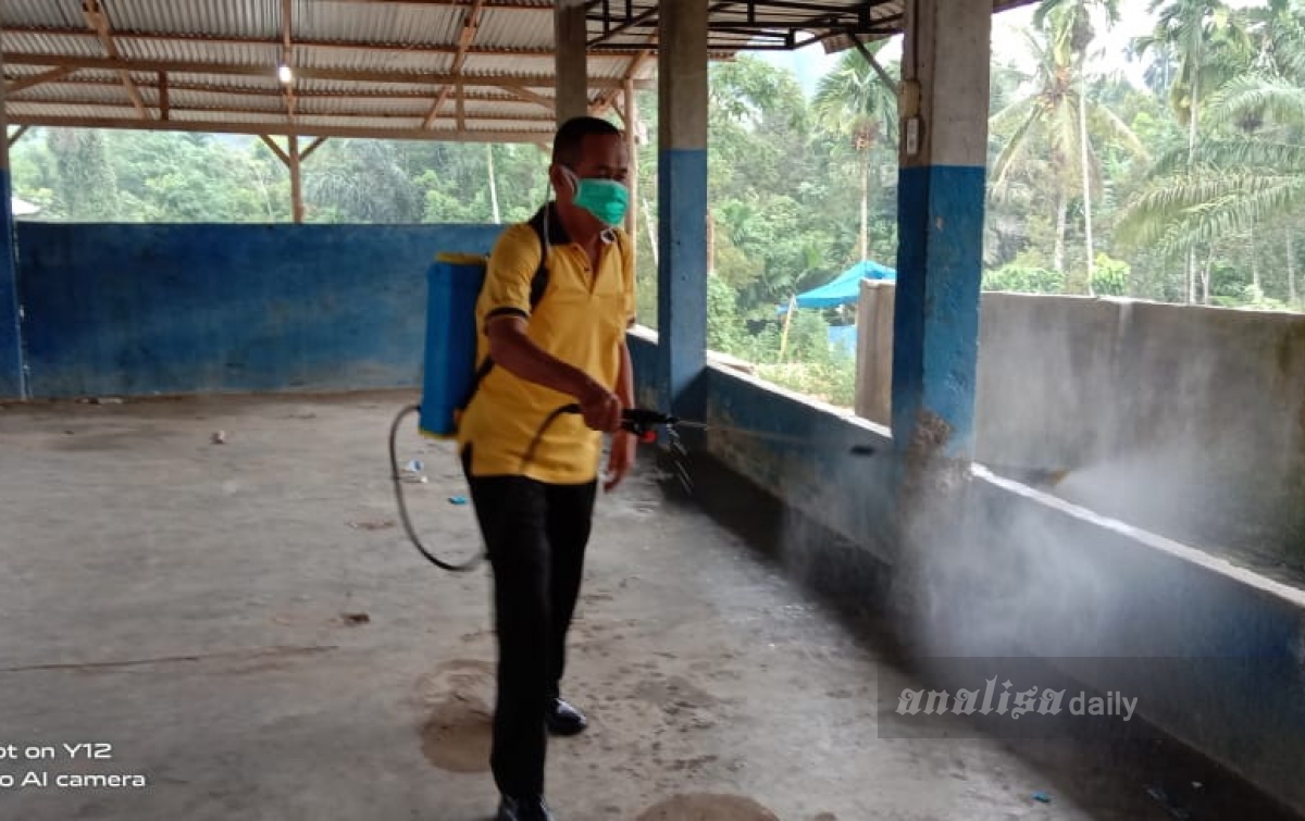 Bhabinkamtibmas Polsek Talun Kenas Semprot Disinfektan Seluruh Rumah Warga