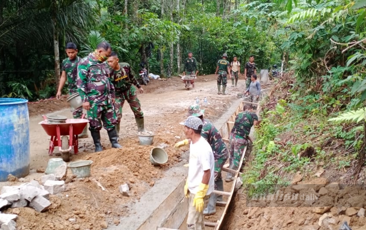 TNI dan Masyarakat Buka Jalan Penghubung di Simalungun