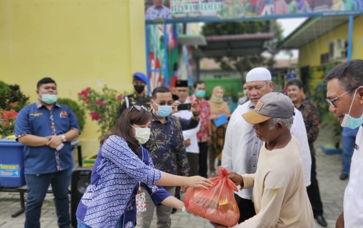 Antisipasi Dampak Covid-19, Pelindo I Bagikan Sembako di Belawan