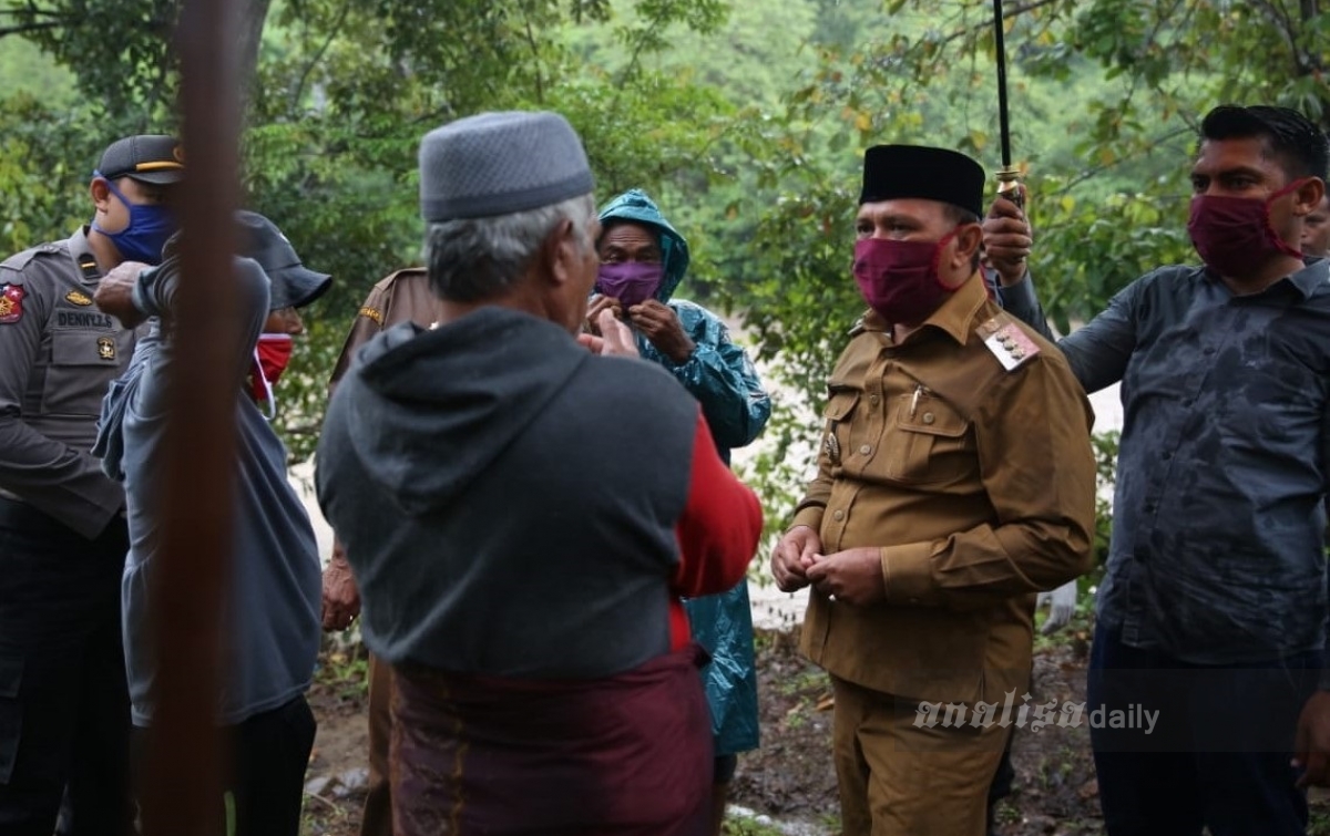 Bupati Aceh Besar Jemput Pemuda yang Isolasi Mandiri di Hutan