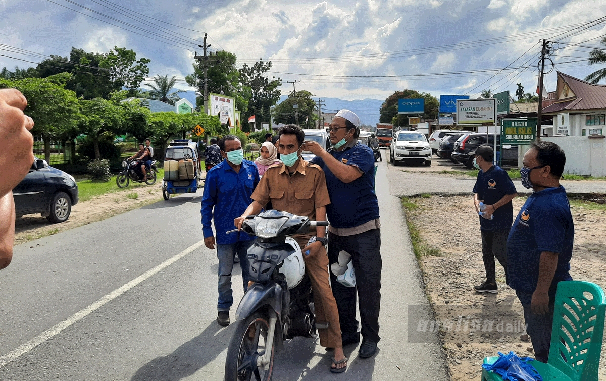 Partai Nasdem Palas Bagikan Masker dan Air Mineral