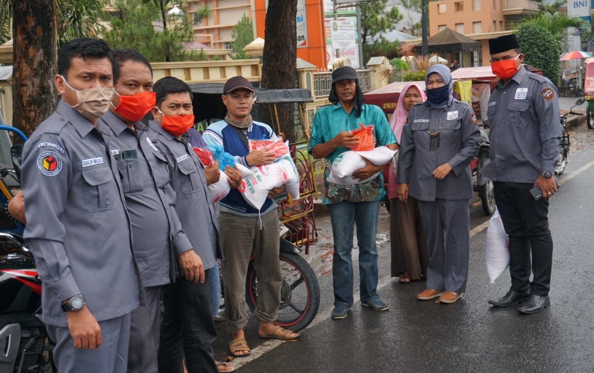 Sambut HUT, Bawaslu Deli Serdang Bagi Paket Sembako