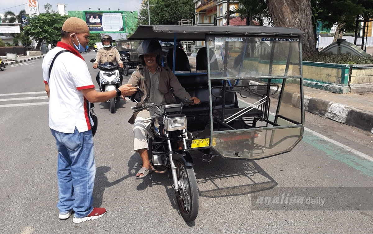 PWI dan IJTI Bagikan Masker Kepada Pengemudi Becak