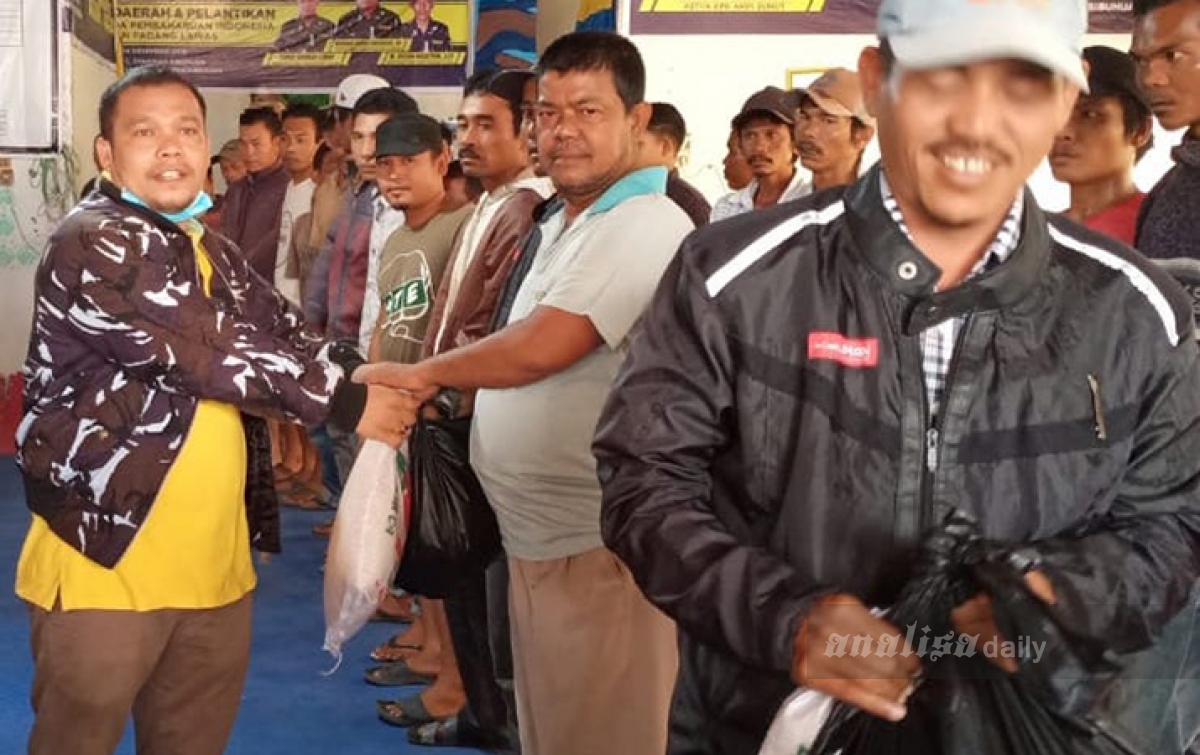Pengemudi Becak Peroleh Bantuan Sembako