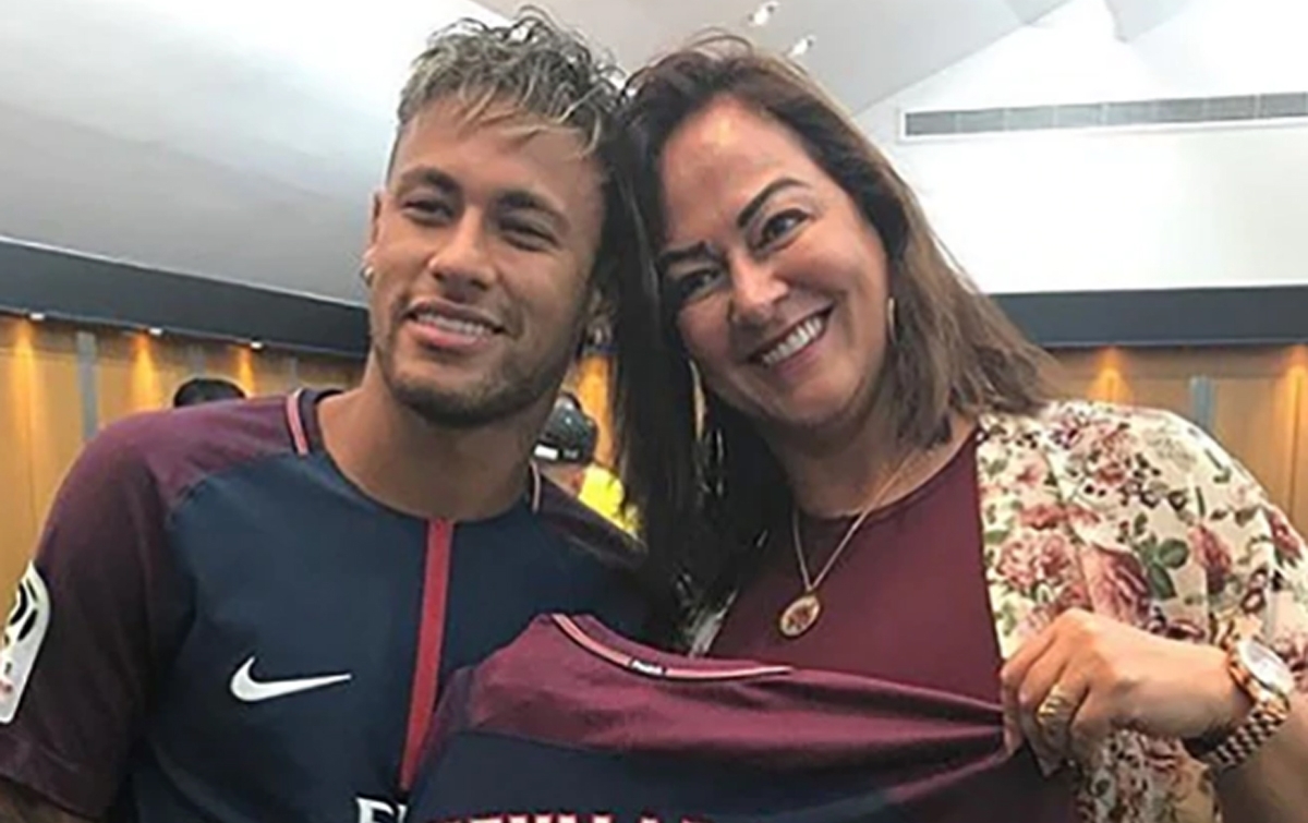 Pacar Baru Ibu Neymar Berusia 22 Tahun