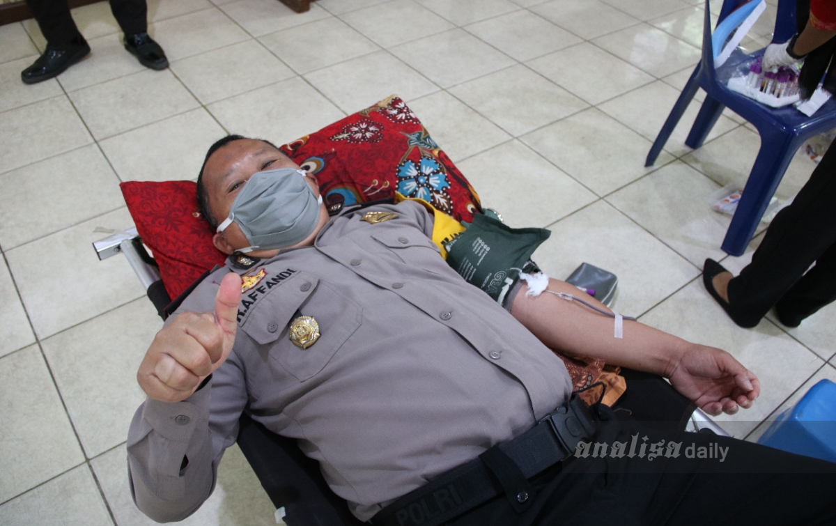 Bantu Korban Covid-19, Polisi di Deli Serdang Donorkan Darah