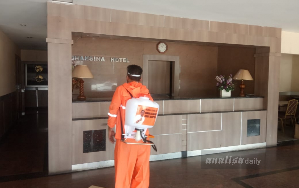 Seluruh Ruang Hotel Dhaksina Disemprot Cairan Disinfektan