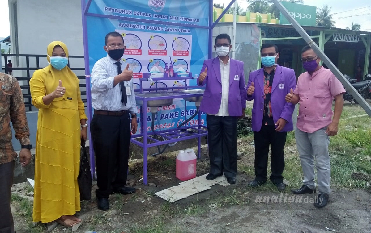 Cegah COVID-19, IAKMI Paluta Dirikan Tempat Cuci Tangan