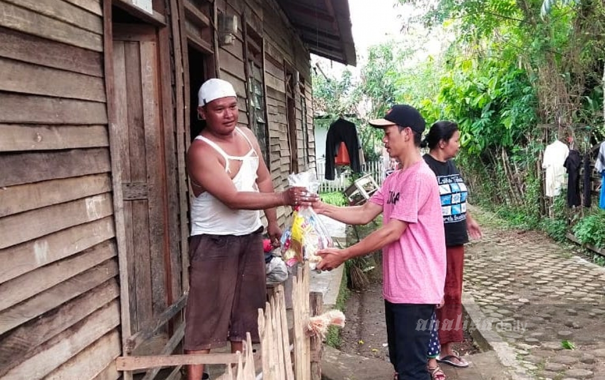 Warga Perumahan Griya Sarina Salurkan Bantuan Sosial