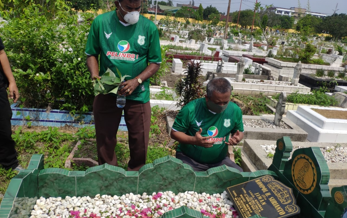 Sambut HUT, Manajemen PSMS Ziarah Kubur Mantan Pemain