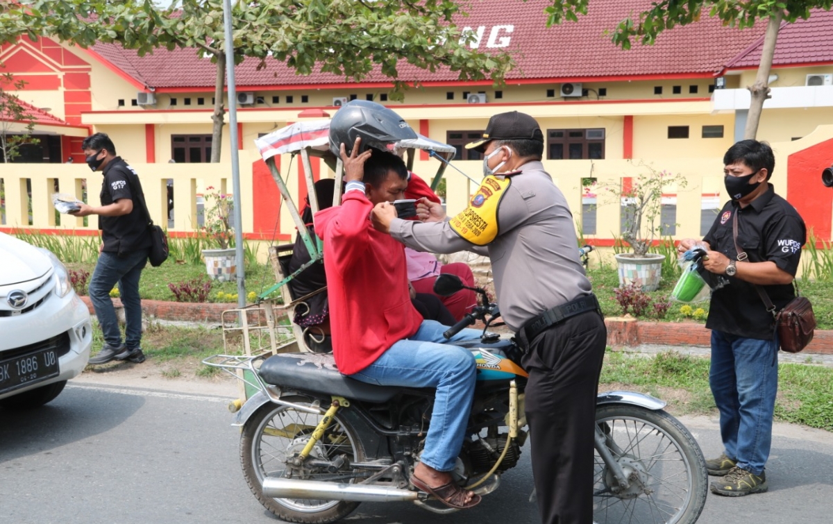 Bersama Wartawan, Polresta Deli Serdang Bagikan Ratusan Masker
