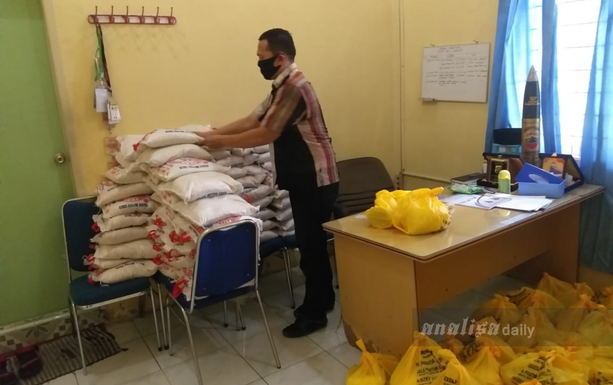 Ngogesa Sitepu Bagikan 60 Paket Bahan Makanan ke PWI Langkat