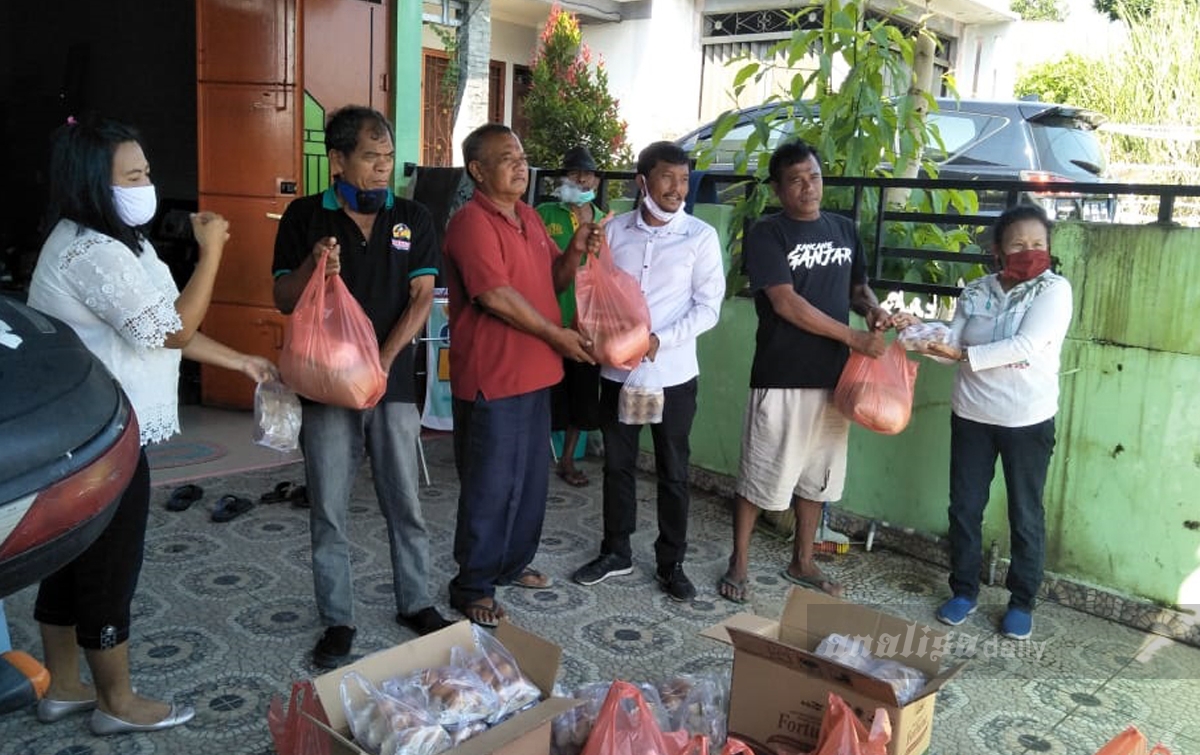 Tonny Simanjuntak Bagikan Sembako Kepada Sopir Angkot
