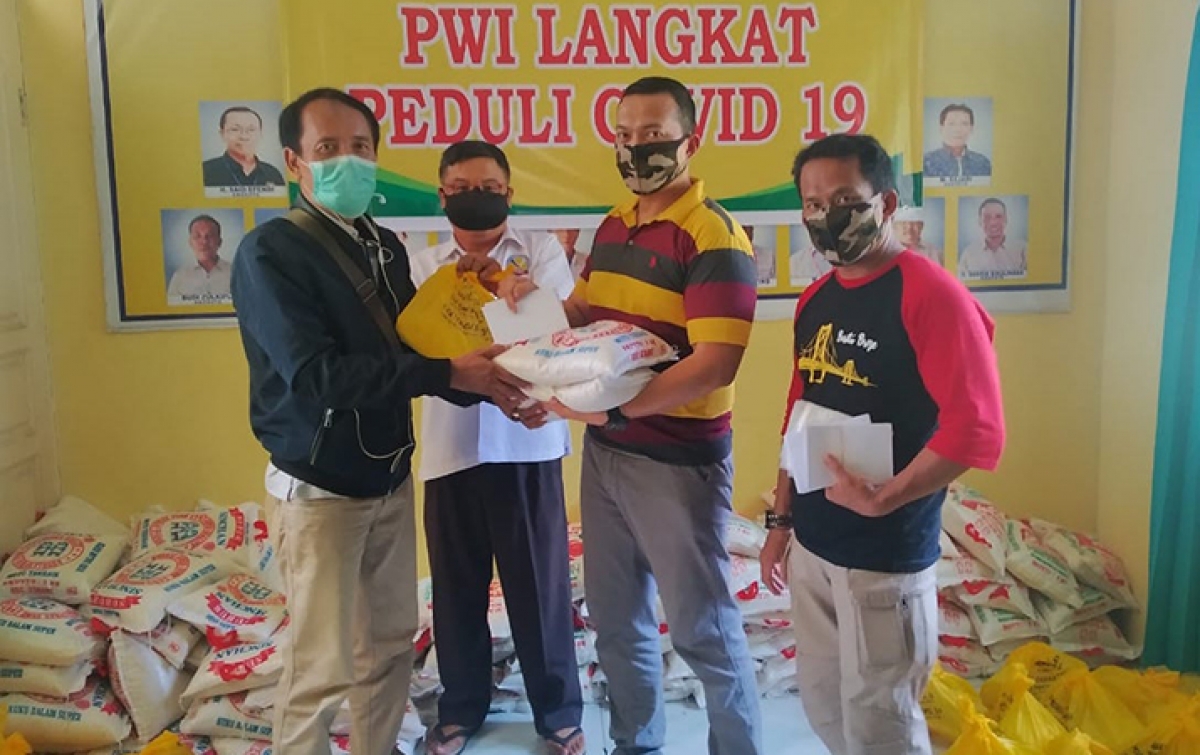 PWI Langkat Bagikan Masker dan Bahan Pokok Makanan