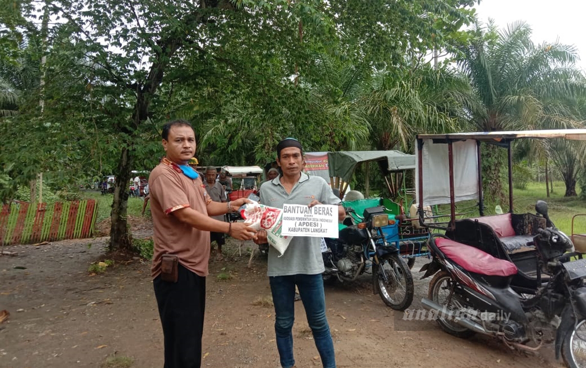 378 Sopir Becak Menerima Beras dari APDESI Langkat