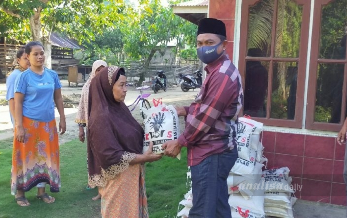 Wakil Bupati Sergai Bagikan Sembako Kepada Masyarakat