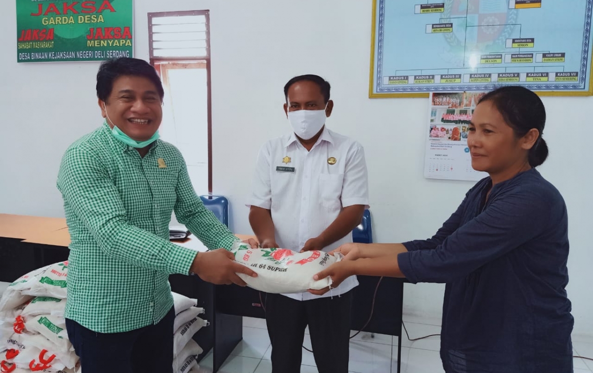 Anggota DPRD Deli Serdang Bagikan Paket Sembako