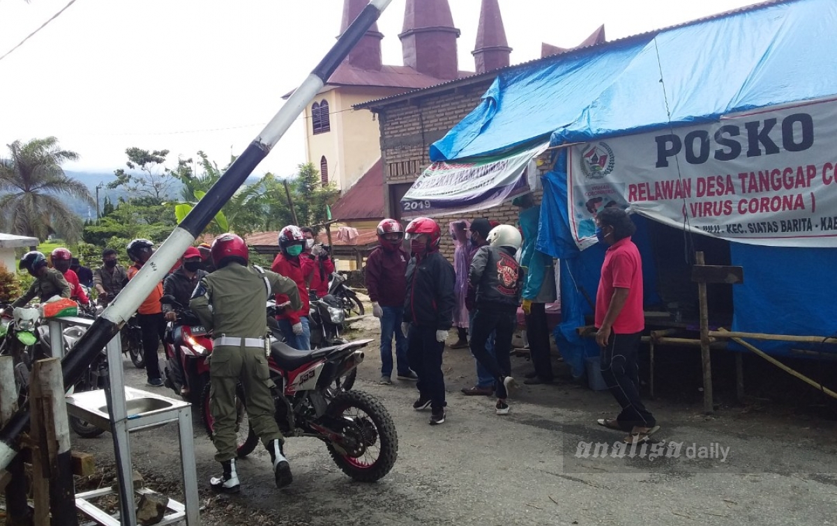Kunjungi Posko Covid-19, Bupati Taput Beri Semangat Para Relawan