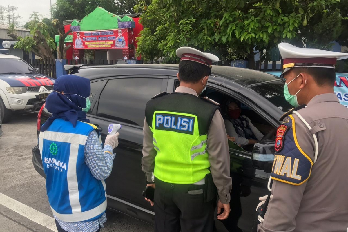 Cegah Masyarakat Mudik, Polisi Periksa Kendaraan di Tol Lubuk Pakam