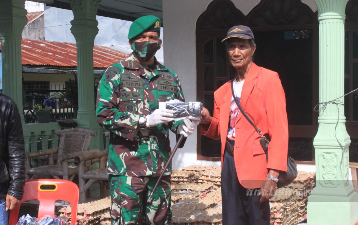 Brigif 7/RR Serahkan Bantuan Kepada Warga Terdampak COVID-19 di Berastagi