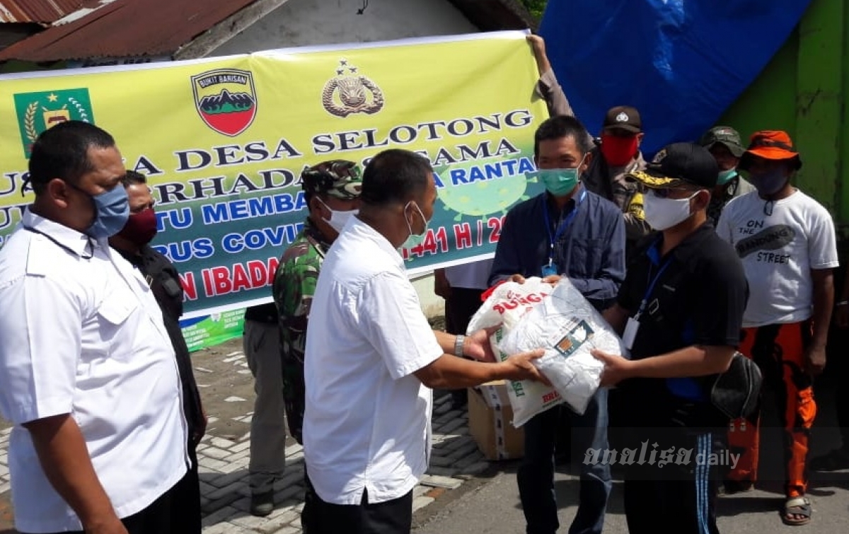 Pengusaha Selotong Bagikan 1.400 Paket Bahan Makanan dan Masker