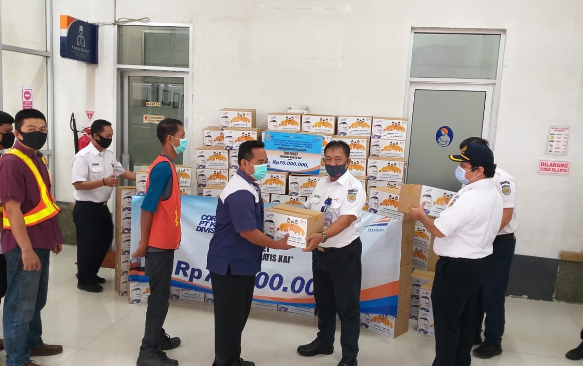 KAI Divre I Sumut Bagikan 700 Paket Sembako di Bulan Ramadan