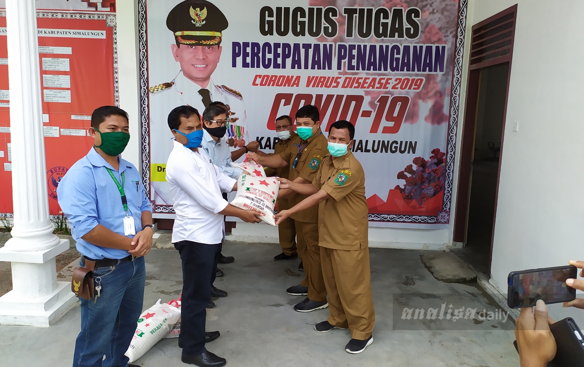 Toba Pulp Lestari Serahkan Beras ke Pemkab Simalungun