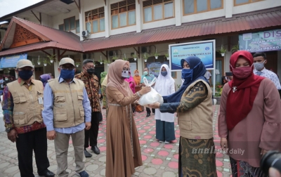 Istri Plt Gubernur Bagi Sembako untuk Pelajar Kurang Mampu
