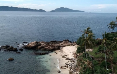 Wisata Batu Cadas Ujong Eumpee di Pulau Nasi