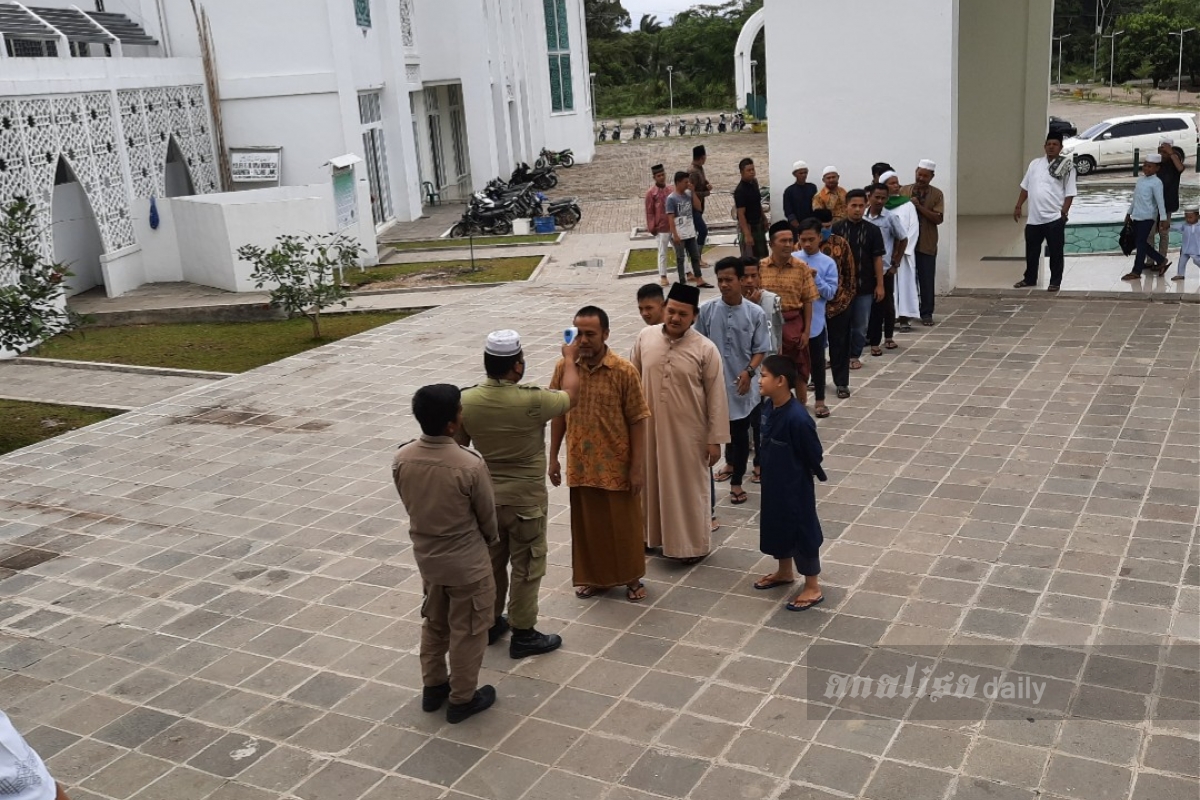 Laksanakan Salat Jumat, Jamaah Masjid Agung Palas Dicek Suhu Tubuh