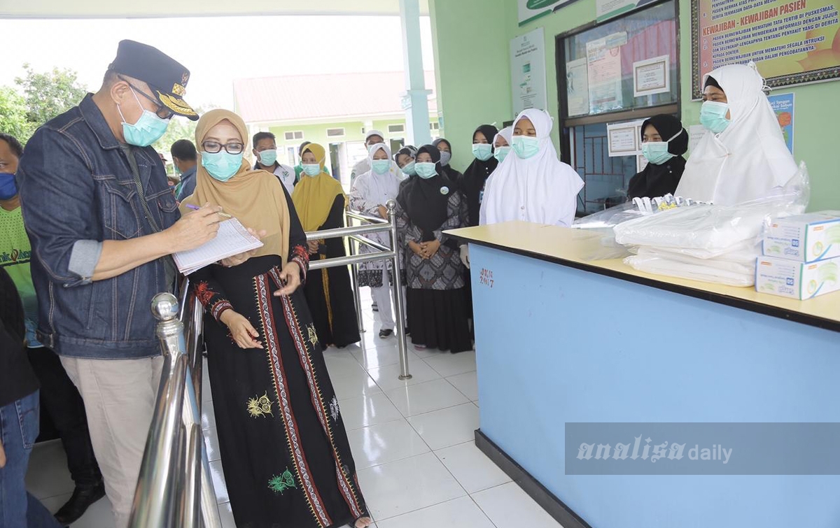 Nova Iriansyah Bagikan APD ke RS Rujukan COVID-19