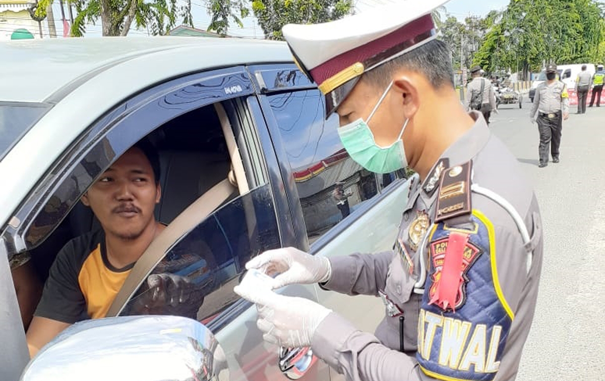 Sat Lantas Polresta Deli Serdang Lakukan Penyekatan Pengendara